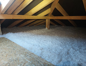 Zateplení stropu patrového rodinného domu pomocí foukané izolace